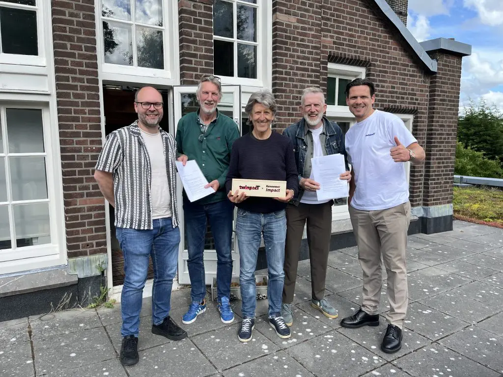 Vertegenwoordigers van Kennemer Impact en twinpacT na ondertekening van de samenwerkingsovereenkomst